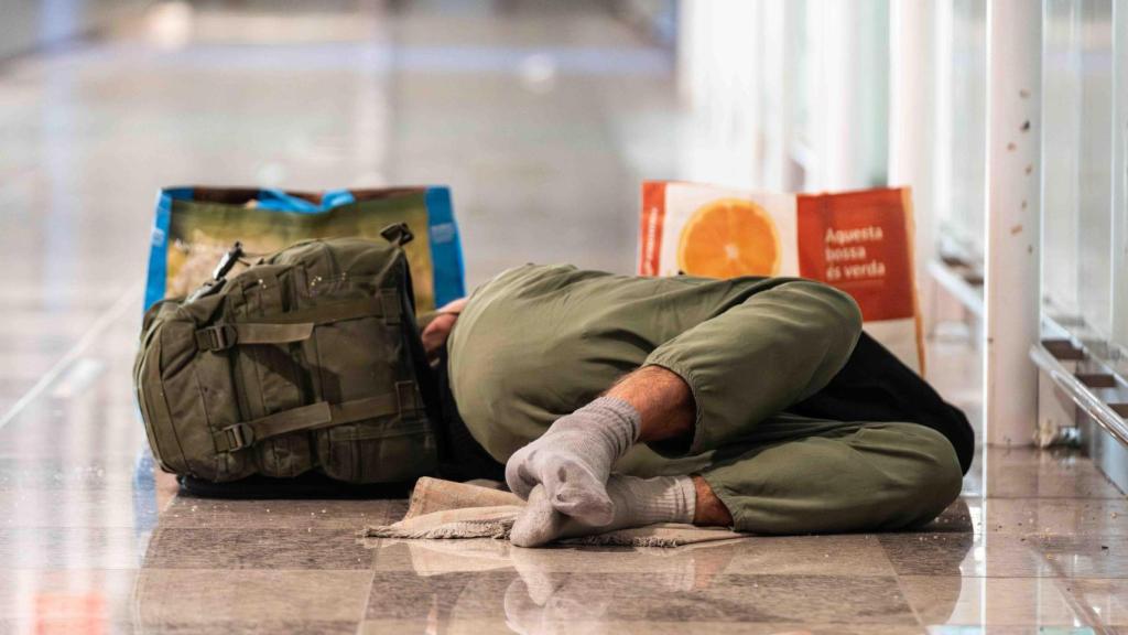 Hombre sinhogar instalado en el Aeropuerto de Barcelona