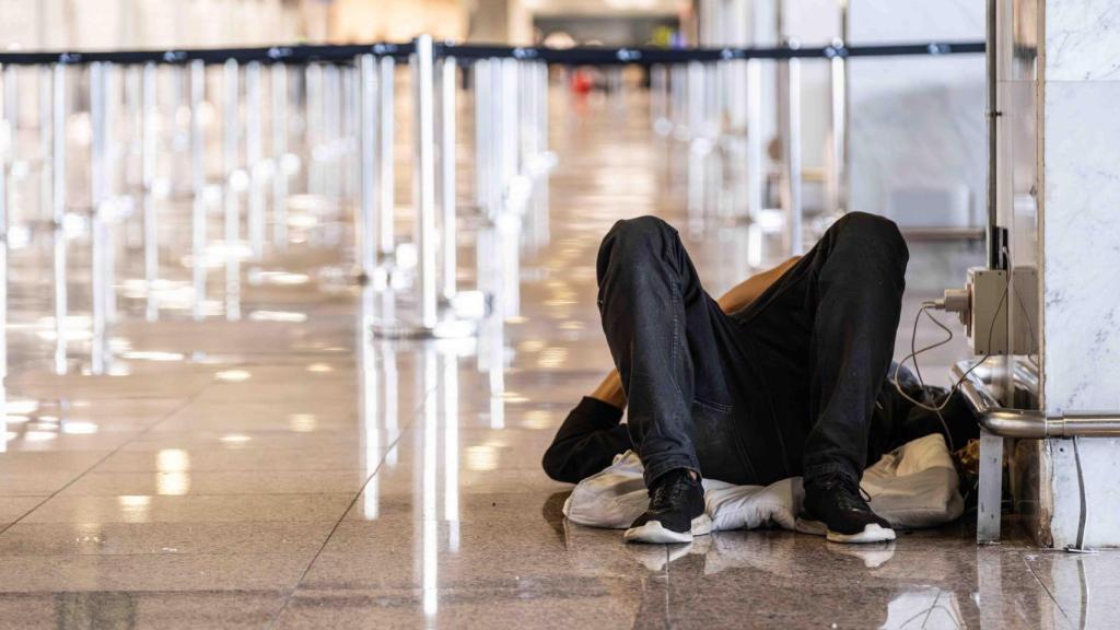 Persona sinhogar instalada en el Aeropuerto de Barcelona