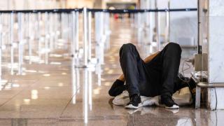 Santiago, el cocinero de 30 años que duerme en el aeropuerto de Barcelona: "Llevo aquí dos meses porque no podía pagar el alquiler"