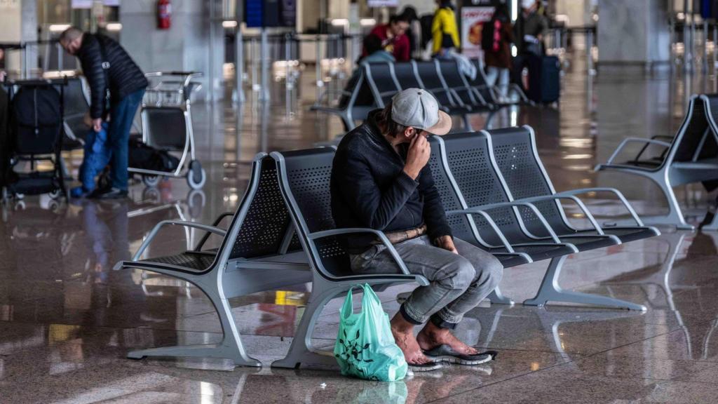 Hombre sinhogar instalado en el Aeropuerto de Barcelona