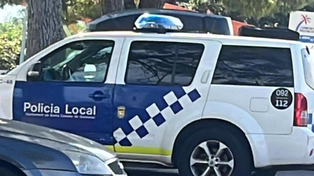 Un vehículo de la Policía Local de Santa Coloma de camino a Valencia