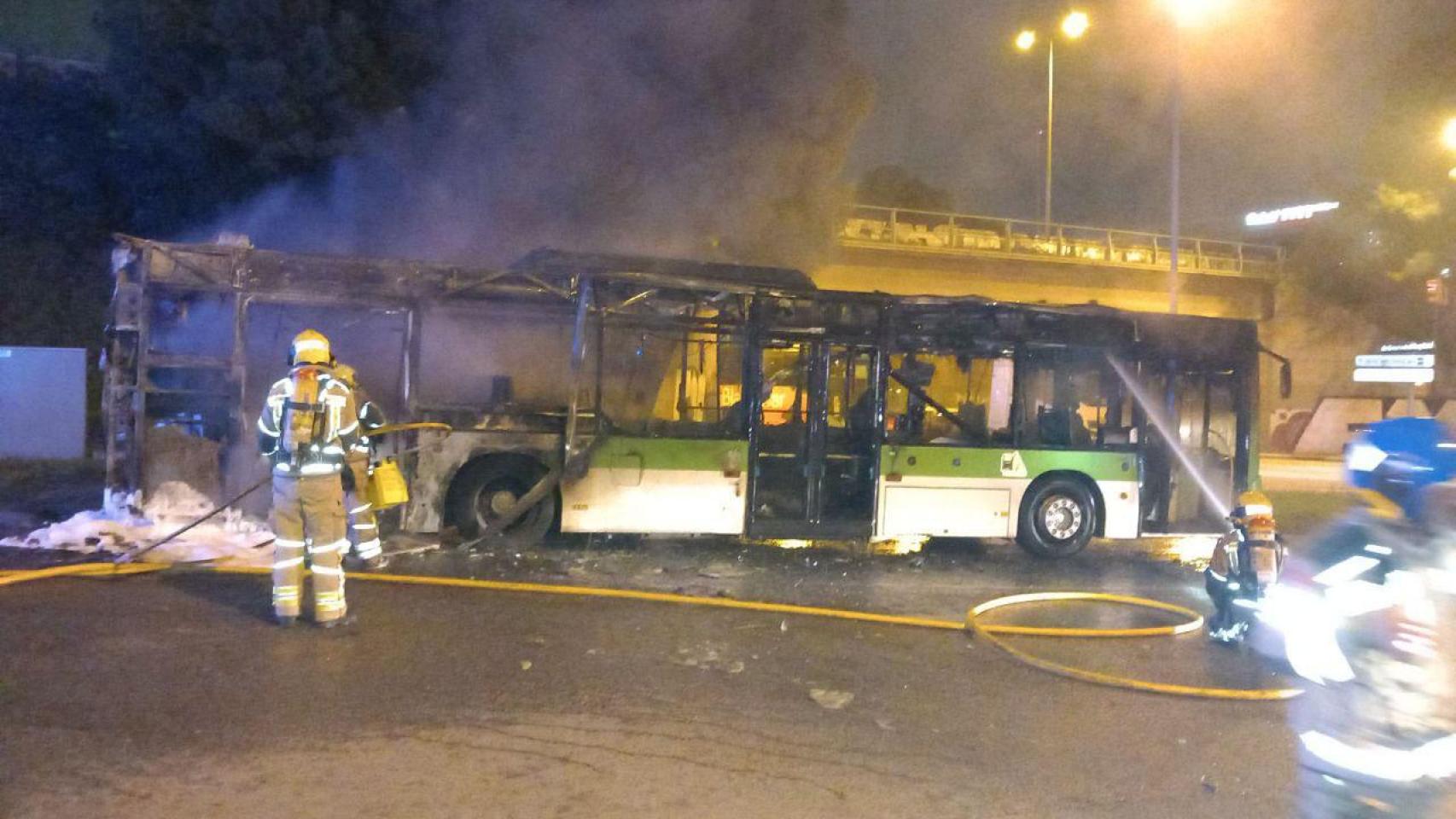 Susto en L’Hospitalet: arde un autobús en Bellvitge