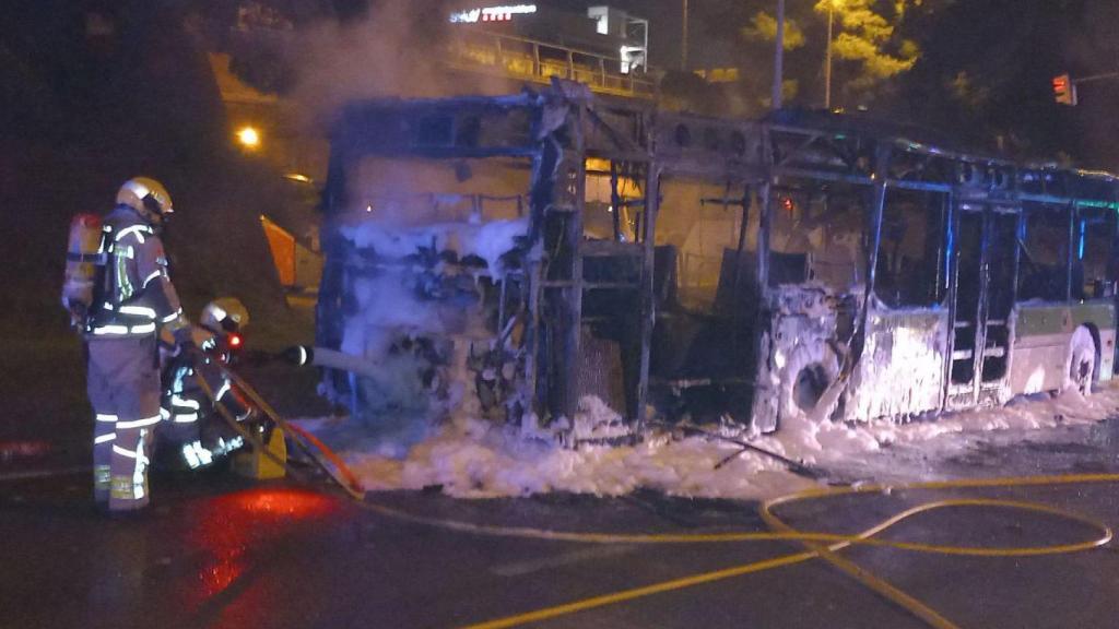 Susto en L’Hospitalet: arde un autobús en Bellvitge