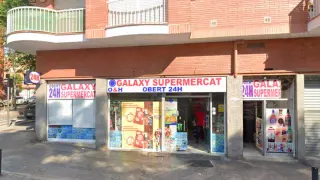 Gas de la risa, alcohol y ruido: vecinos de un barrio de Viladecans, hartos por un supermercado 24 horas