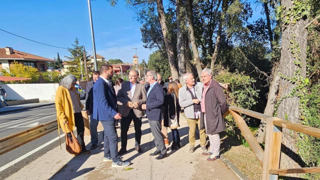 El diputado de Infraestructuras y Territorio de la Diputación de Barcelona, Sergi Vallès, el alcalde de Sant Cugat, Josep Maria Vallès y el presidente de la Entidad Municipal Descentralizada de Valldoreix, Juanjo Cortés, en una visita en el itinerario