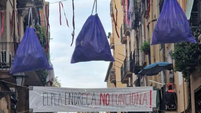 Bolsas de basura colgando en las calles del Raval como muestra de protesta por la suciedad del barrio