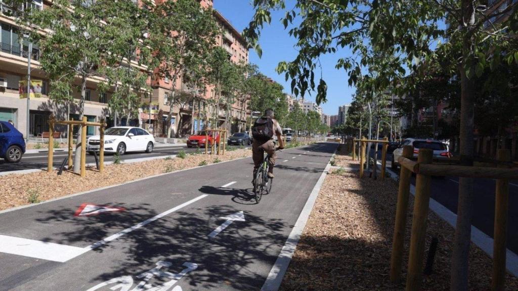 Un ciclista circula en Barcelona