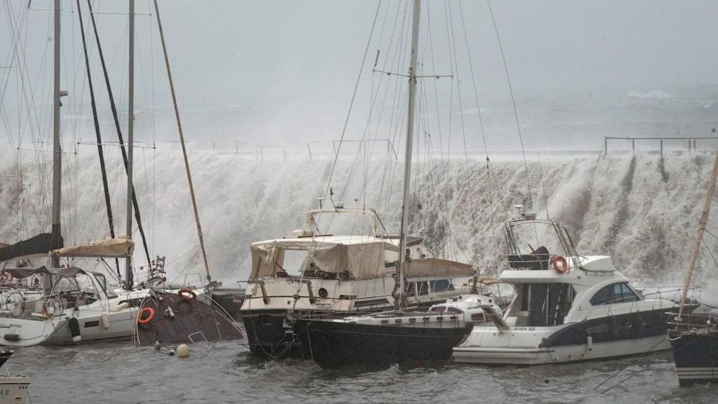 Grandes olas en el Puerto Olímpico de Barcelona durante el temporal Gloria