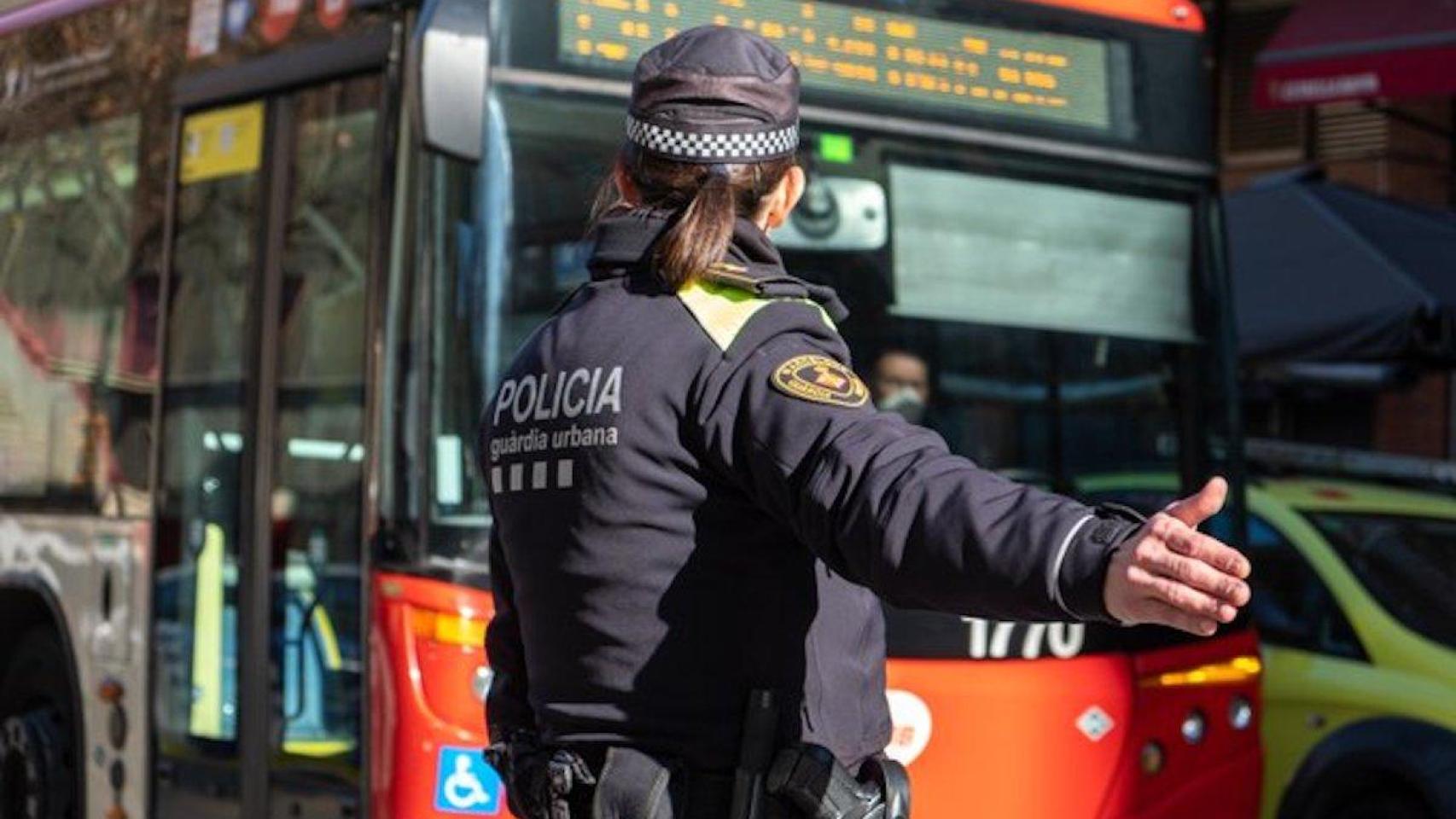 Una Guardia Urbana controla el tráfico en Barcelona