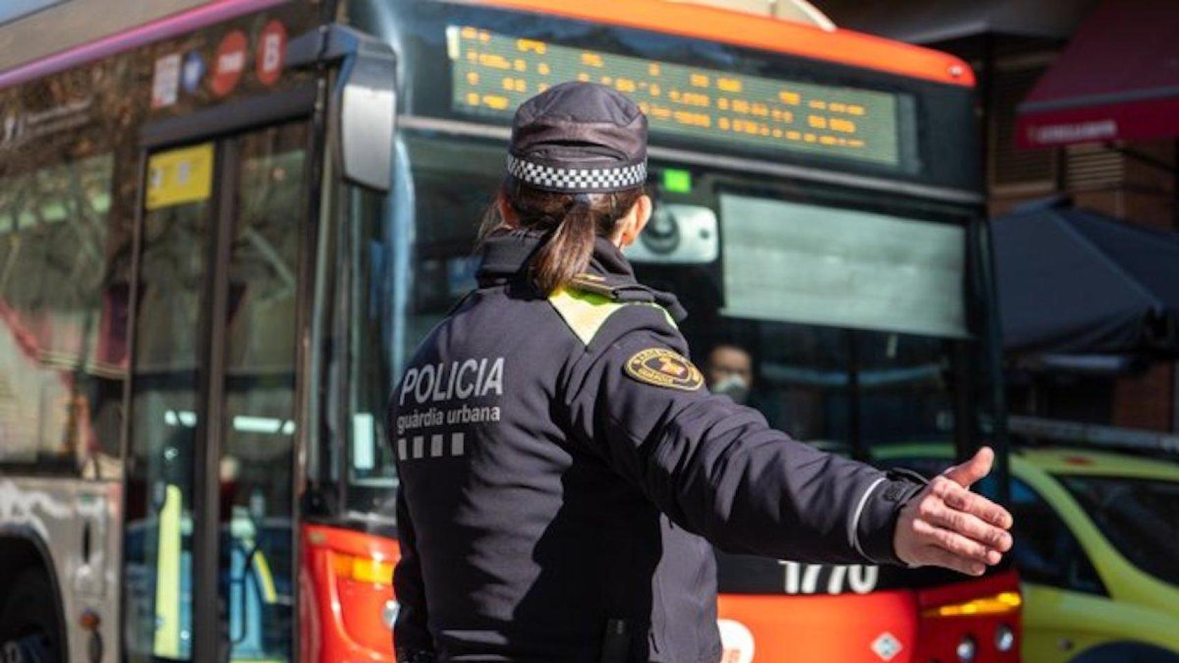 Una Guardia Urbana controla el tráfico en Barcelona