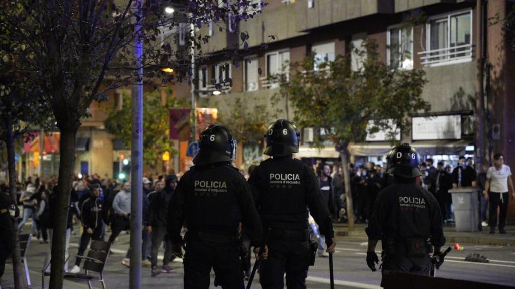 La Brigada Móvil de los Mossos d’Esquadra en el estadio Nou Sardenya de Barcelona