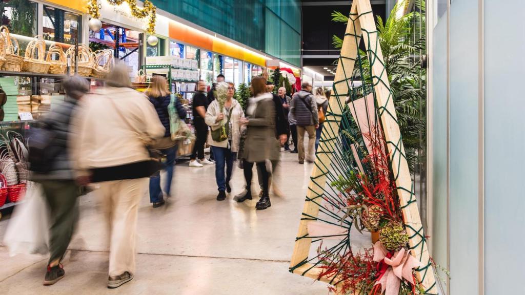 Gente comprando en el Mercado de la Flor de Barcelona