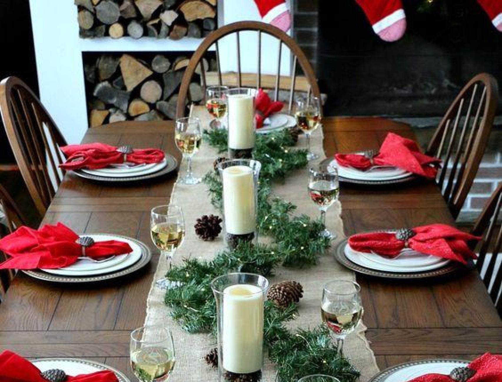 Detalles decorativos en una mesa por Navidad