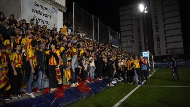 Aficionados durante el derbi entre el CE Europa y el Sant Andreu en Barcelona tras la caída de la valla publicitaria