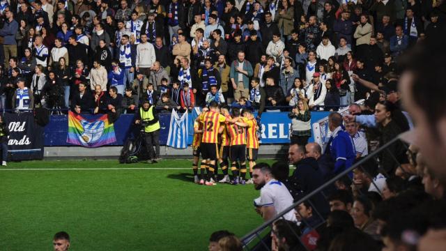 Jugadores del Sant Andreu celebrando un gol durante el derbi contra el CE Europa en Barcelona