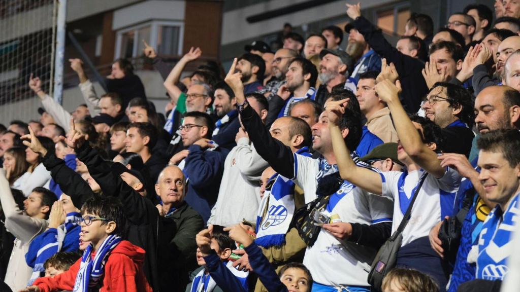 La afición del CE Europa durante el derbi contra el Sant Andreu en Barcelona