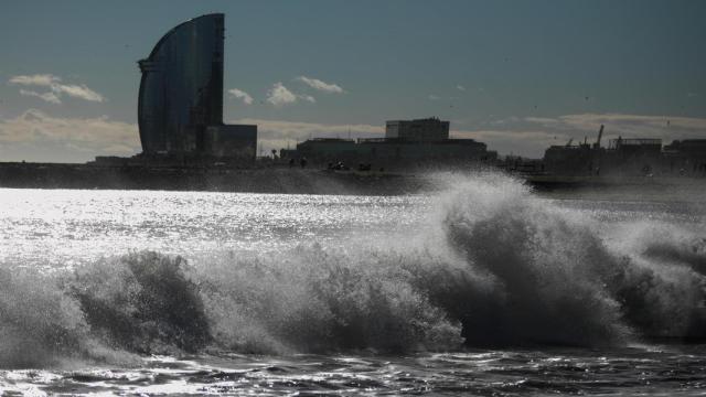 Archivo - Vista del oleaje en la playa de la Barceloneta, a 17 de enero de 2023, en Barcelona