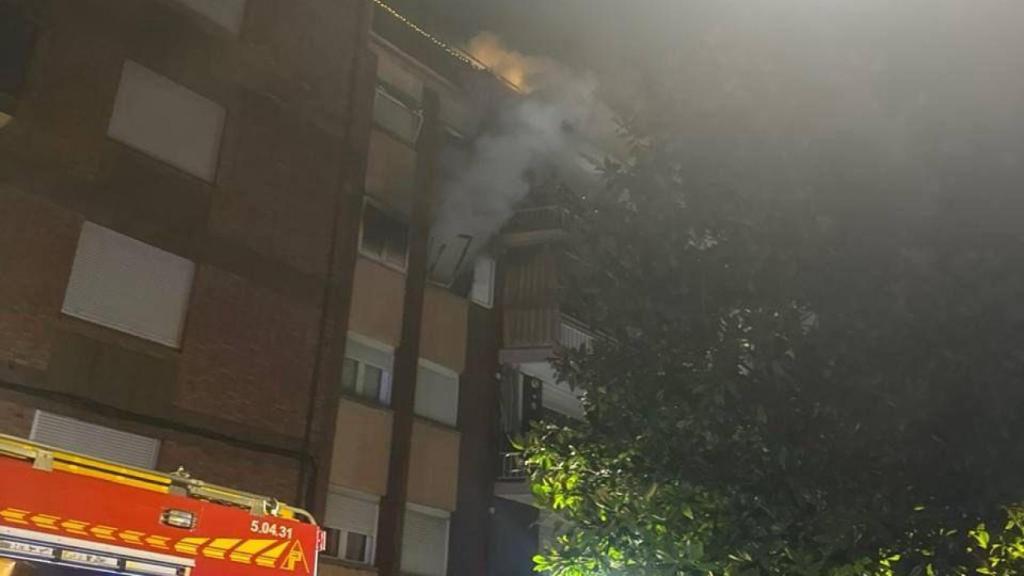 Un incendio en un bloque de pisos deja 17 heridos en Sant Joan Despí