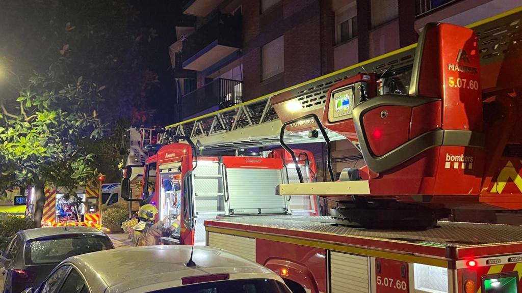 Dotaciones de bomberos acuden al incendio en Sant Joan Despí el 17 de noviembre