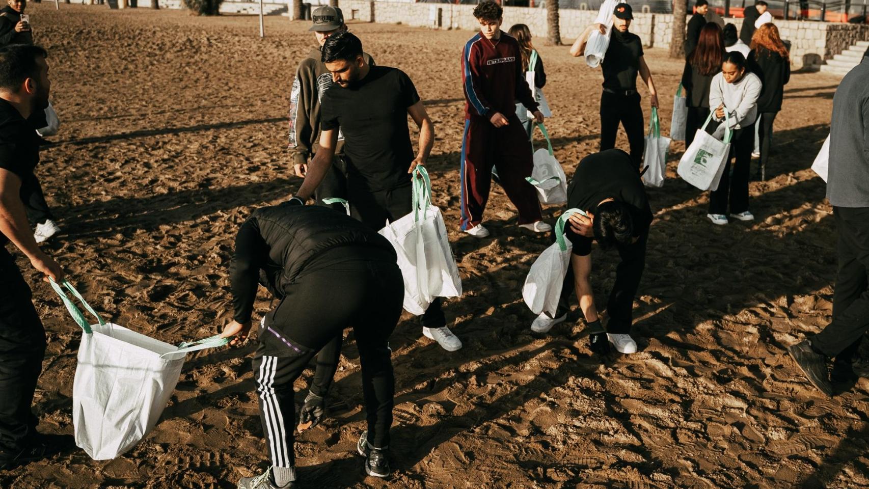 Voluntarios limpian la playa barcelonesa del Somorrostro