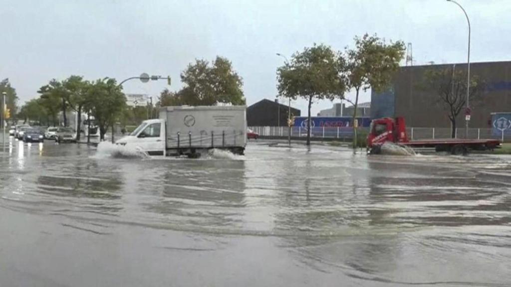 Captura de vídeo de una carretera en Sant Boi inundada