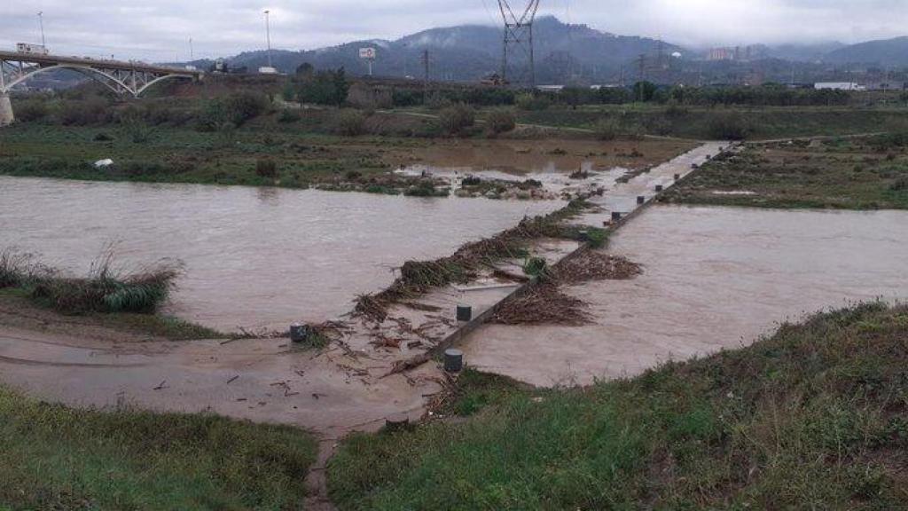 Inundación de la pasarela de San Feliu de Llobregat que conecta con Molins de Rei y Sant Feliu de Llobregat