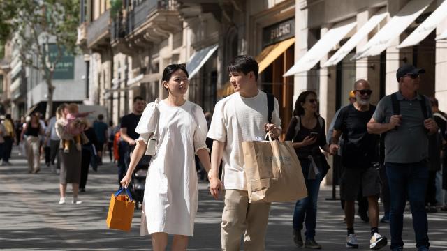 Turistas pasean por el paseo de Gracia de Barcelona