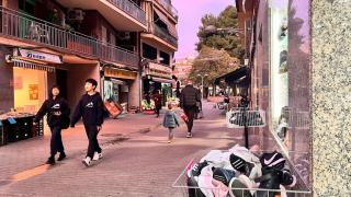 El comercio de toda la vida resiste en el barrio de Fondo de Santa Coloma