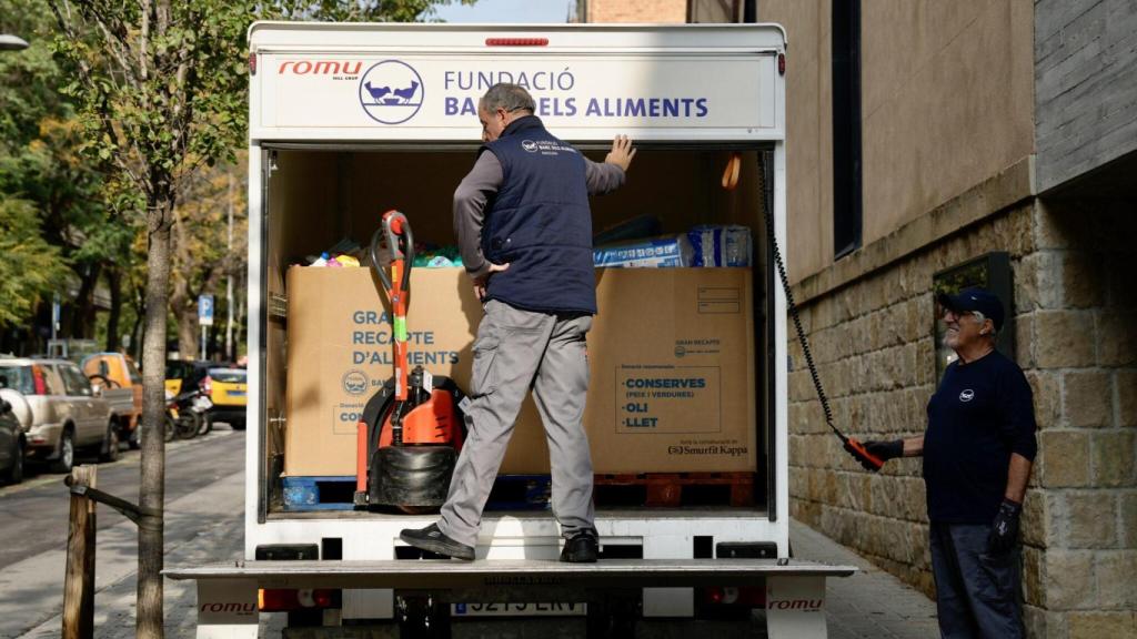 Un distribuidor del Banc dels Aliments que ayuda para el Gran Recapte