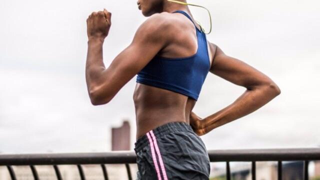 Una mujer practicando deporte al aire libre