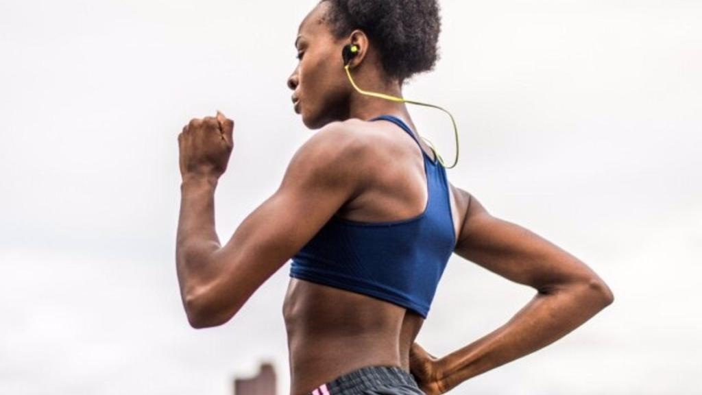 Una mujer practicando deporte al aire libre