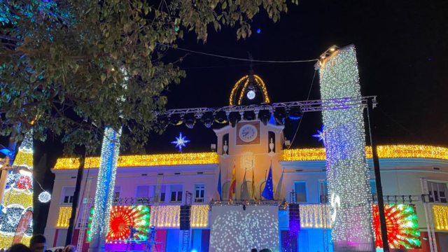 La fachada del Ayuntamiento de Santa Coloma, decorada por Navidad