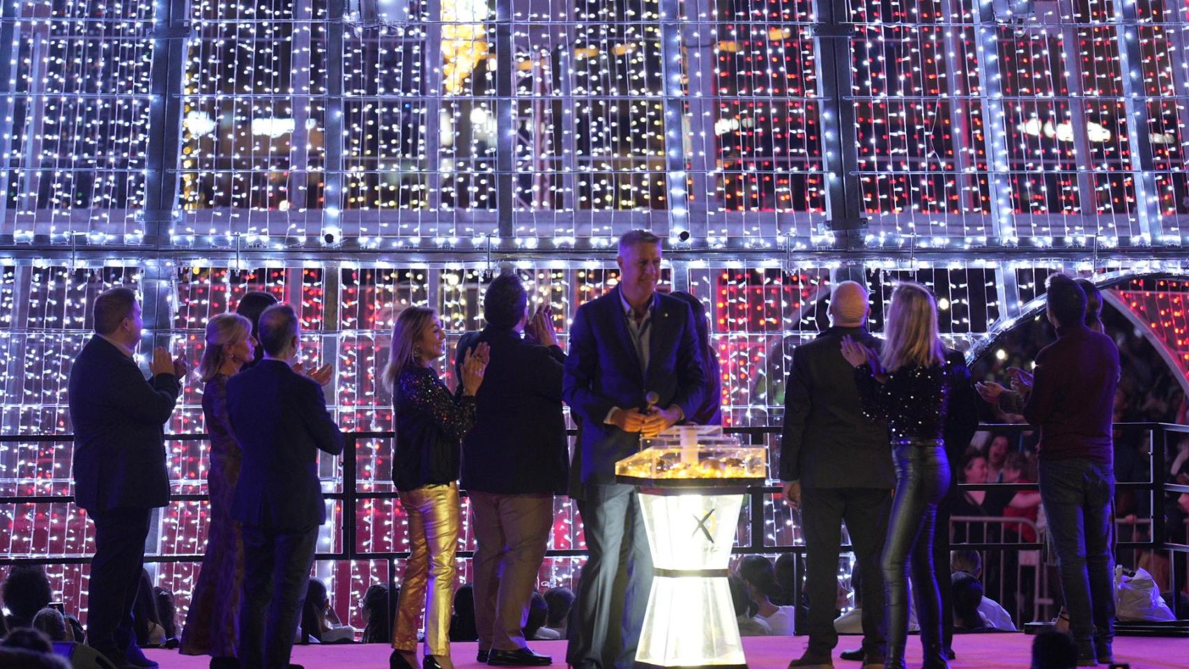 FOTOS: Así se ha iluminado el árbol de Navidad de Badalona, el más alto de toda España