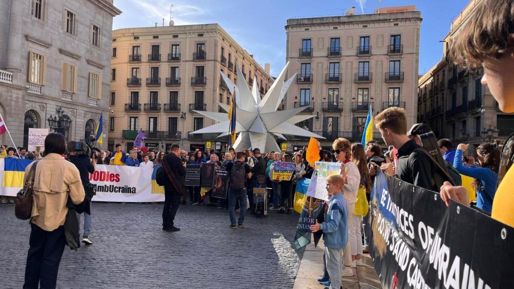 Ucranianos se manifiestan en Barcelona y piden una paz justa y perdurable