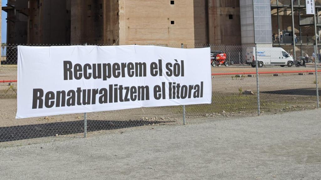 Mensajes reivindicativos en las Chimeneas de Sant Adrià