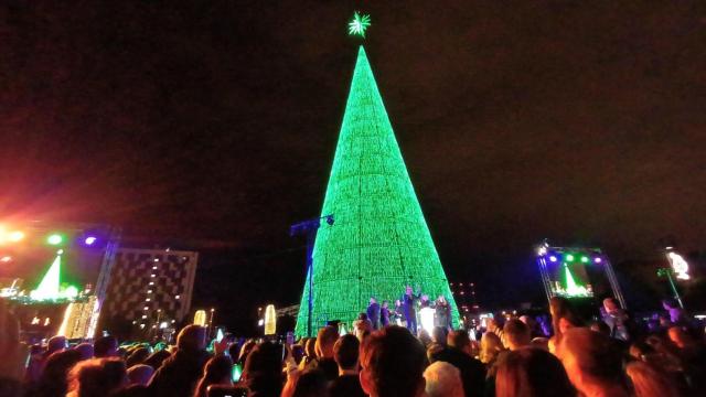 Más de 50.000 personas inundan el encendido del árbol de Badalona