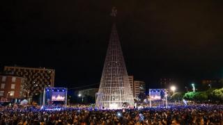 Más de 50.000 personas desbordan el encendido del árbol de Badalona