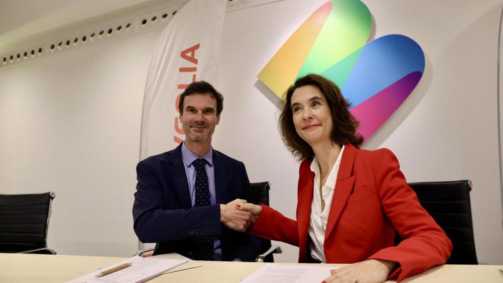 Firma del acuerdo entre la CEO de Veolia Estelle Brachlianoff (d) y el director general de Mercabarna, Pablo Vilanova (i)