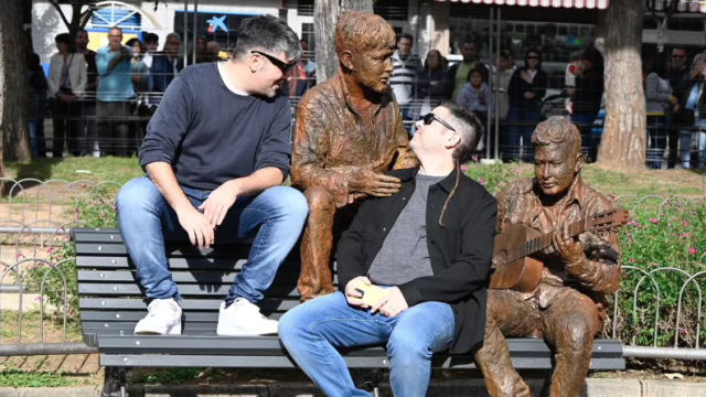 Los hermanos David Muñoz y José Muñoz, componentes del grupo musical Estopa, con su estatua homenaje