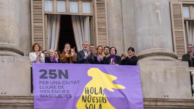 Barcelona cuelga una pancarta en el Ayuntamiento para reivindicar un espacio público seguro