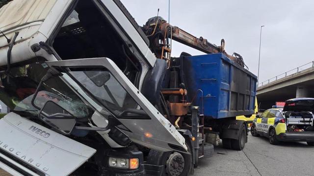 Un camión se queda sin frenos en Badalona