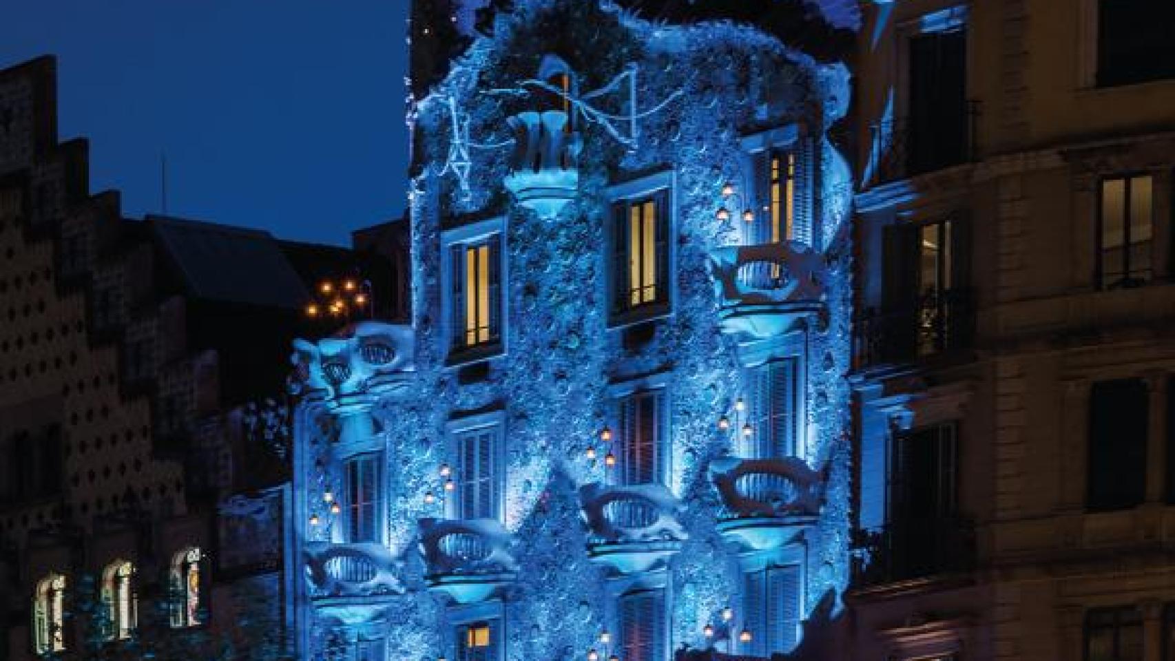 La Casa Batlló iluminada por el espectáculo de luces de Navidad