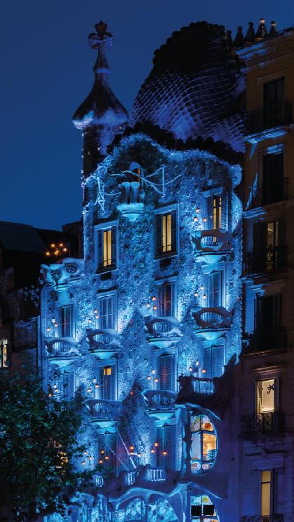 La Casa Batlló iluminada por el espectáculo de luces de Navidad