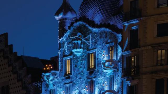 La Casa Batlló iluminada por el espectáculo de luces de Navidad