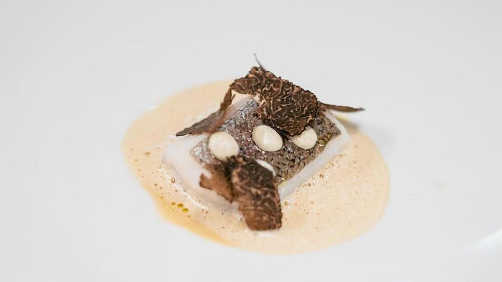 Merluza con nueces, trufa y macís del restaurante Hisop* de Barcelona, con una estrella Michelin