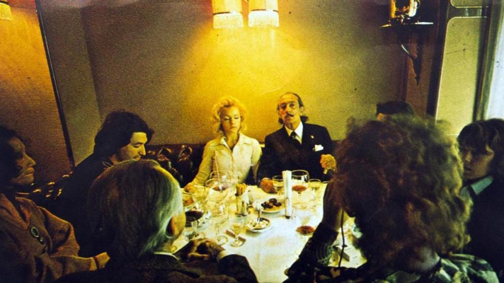 Salvador Dalí junto a sus amigos en el restaurante Via Veneto* de Barcelona