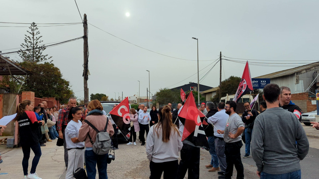 Trabajadores de Acrylicos Vallejo se manifiestan frente a la planta