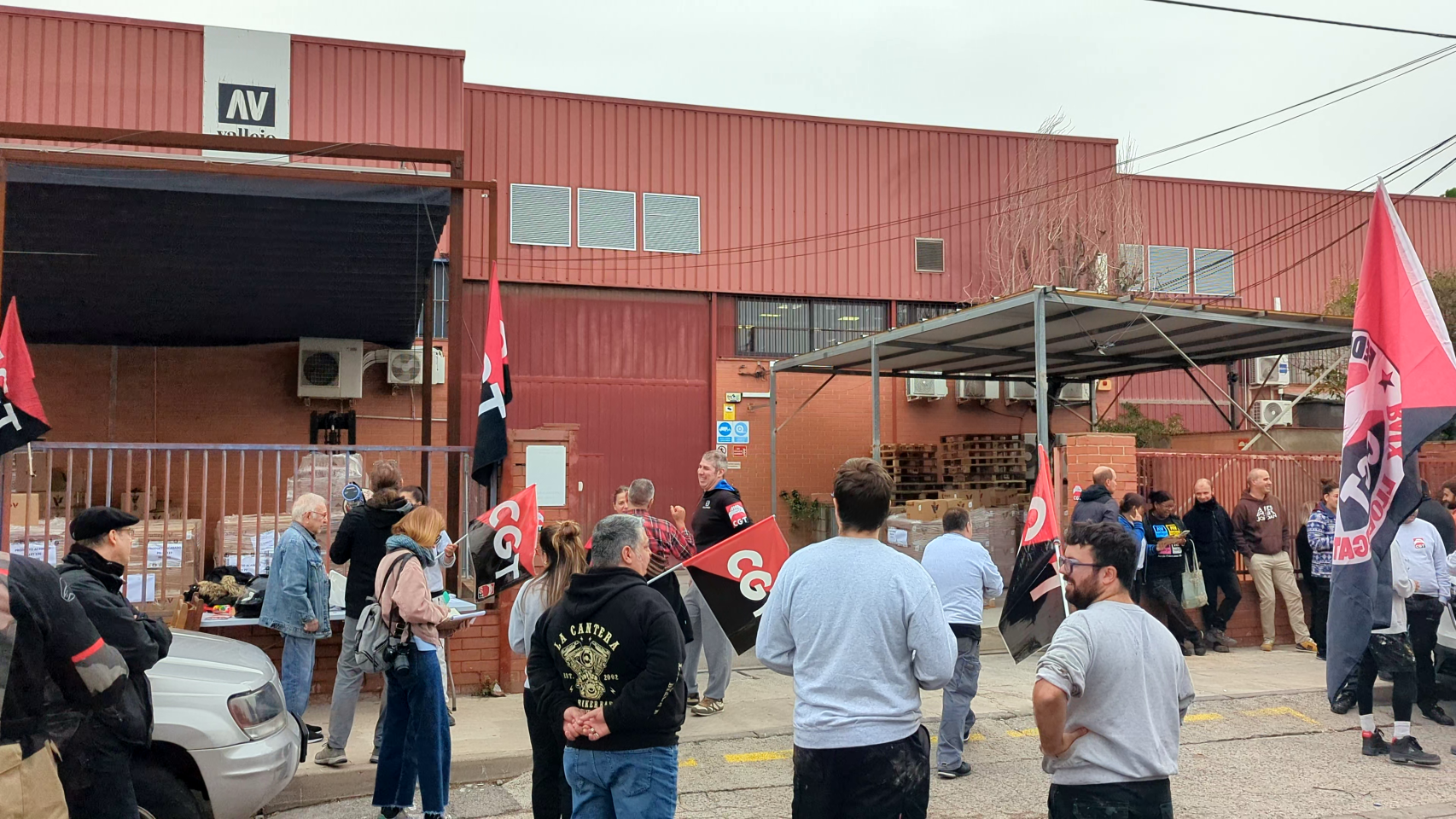 Los trabajadores de Acrylicos Vallejo se manifiestan frente a la planta en Vilanova