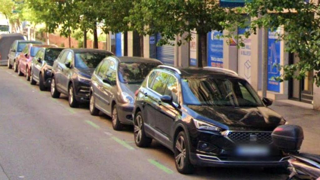 Vehículos estacionados en la calle de Concepción Arenal