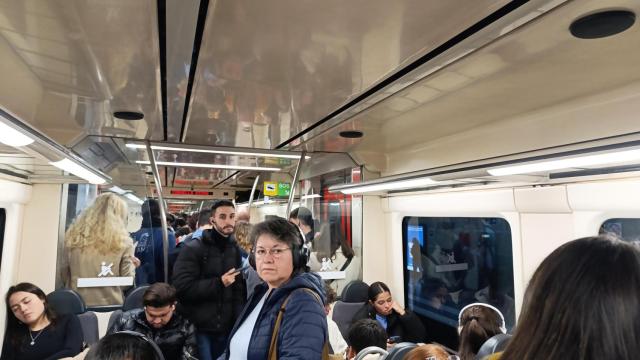 Los trenes de FGC del Baix Llobregat, abarrotados por el encendido de luces de paseo de Gràcia